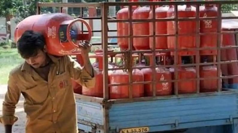 LPG Cylinder Price Hike: మరోసారి సామాన్యుడిపై గుదిబండ..  పెరిగిన గ్యాస్ ధర.. ఎంత పెరిగిందంటే..?