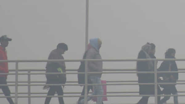 Delhi Low Temperature: దేశ రాజధానిలో దారుణంగా పడిపోయిన ఉష్ణోగ్రతలు.. 15 ఏళ్ల తర్వాత ఇదే..