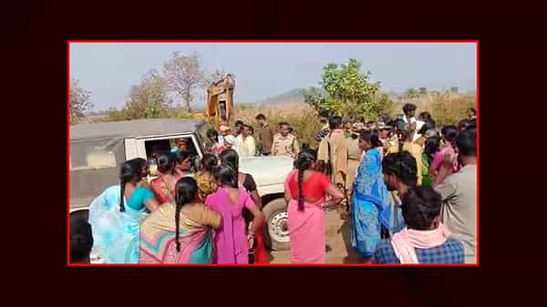 అధికారులకు అడ్డం తిరిగిన రైతులు.. తమ భూములకు హక్కు పత్రాలివ్వాలని డిమాండ్
