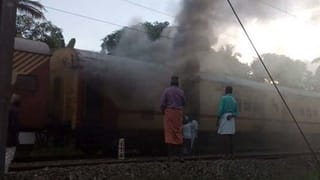 Dense Fog Engulfs Delhi: దేశ రాజధాని ఢిల్లీని కప్పేసిన పొగమంచు… తీవ్ర ఇబ్బందులు పడుతున్న ప్రజలు, వాహనదారులు