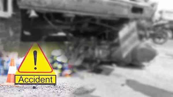 Mancherial Road accident: మంచిర్యాలలో రోడ్డు ప్రమాదం.. బైక్ను ఢీకొట్టిన లారీ.. దంపతులు మృతి