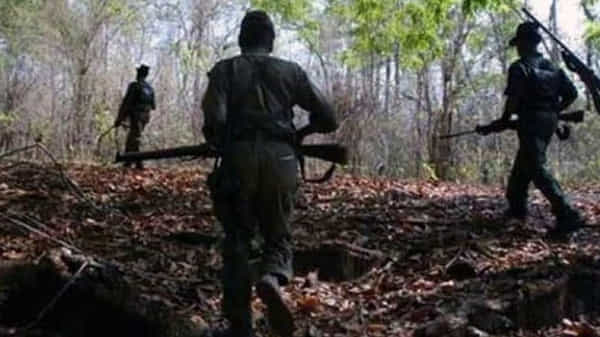 Counter Fire: మావోయిస్టులకు పోలీసులకు మధ్య ఎదురు కాల్పులు.. భారీ ఎత్తున పేలుడు పదార్థాలు స్వాధీనం
