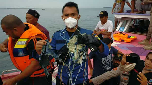 Missing Indonesian Flight : సముద్రంలో కూలిపోయిన ఇండోనేషియా విమానం.. రెస్క్యూ ఆపరేషన్ కొనసాగిస్తున్న అధికారులు..