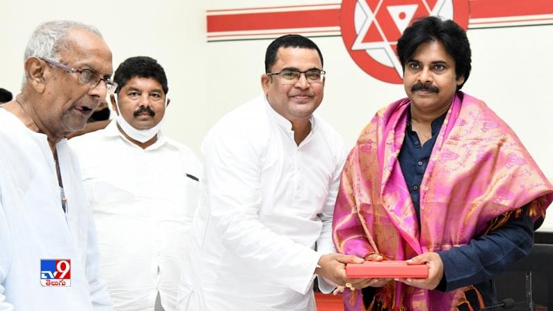  పవన్ కళ్యాణ్‌ని కలిసి చర్చిస్తున్న కాపు సంక్షేమ సేన ప్రతినిధులు