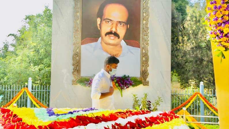 Paritala Ravi Death Anniversary: నేడు పరిటాల రవీంద్ర వర్థంతి.. ఘాట్ వద్ద నివాళులు అర్పించిన కుటుంబ సభ్యులు