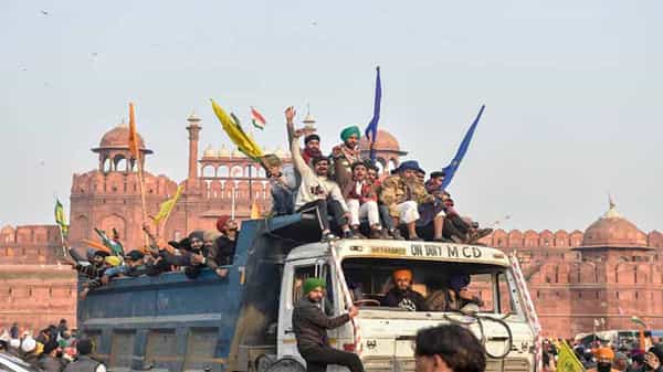 Delhi Red Fort incident: ఎర్రకోట హింసాత్మక ఘటన.. దేశద్రోహం కింద కేసు నమోదు.. దర్యాప్తు వేగవంతం చేసిన పోలీసులు