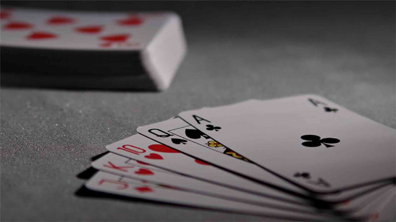 Vizianagaram Play Poker: పేకాట స్థావరంపై పోలీసుల దాడి.. అడ్డంగా దొరికిపోయిన మహిళలు.. రూ.30 వేలు స్వాధీనం
