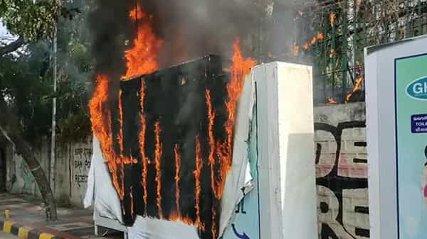 Fire accident: హైదరాబాద్ ఎల్బీ స్టేడియం పరిధిలోని పబ్లిక్ టాయ్లెట్లో మంటలు.. స్థానికంగా కలకలం