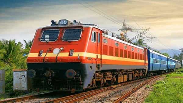 కీలక నిర్ణయం తీసుకున్న ఇండియన్ రైల్వే.. ప్రయాణికుల కోసం రెడీ-టు-ఈట్-మీల్స్.. సన్నాహాలు చేస్తున్న ఐఆర్సీటీసీ..