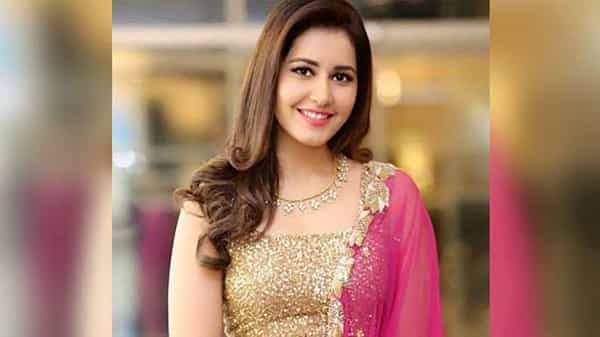 Raashi Khanna: రాశిఖన్నాకు అదిరిపోయే ఆఫర్.. పాన్ ఇండియా స్టార్ హీరో సినిమాలో ఛాన్స్ కొట్టేసిన బబ్లీ బ్యూటీ..