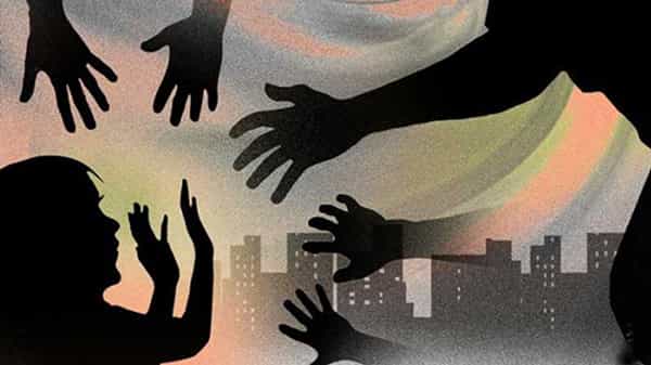 Crime News: తల్లిని బెదిరించి ఇద్దరు కూతుళ్లపై అత్యాచారం.. ఆపై పురుగుల మందు తాగించి..