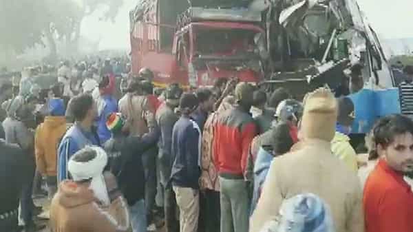 Road Accident: ఉత్తరప్రదేశ్లో ఘోర రోడ్డు ప్రమాదం.. పది మంది మృతి.. మరికొంత మంది పరిస్థితి విషమం..