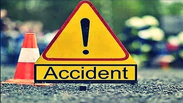 Road Accident: వివాహానికి వెళ్తుండగా రోడ్డు ప్రమాదం.. ఇద్దరు యువకులు దుర్మరణం.. నలుగురికి తీవ్ర గాయాలు
