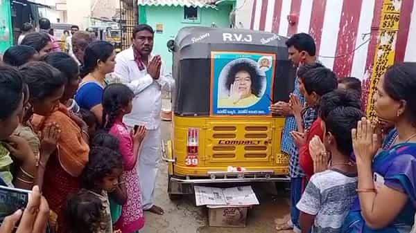 ఆటోకి అతికించిన సత్యసాయి చిత్రపటం నుంచి రాలుతున్న విభూతి.. సాయి మహిమే అంటున్న భక్తులు