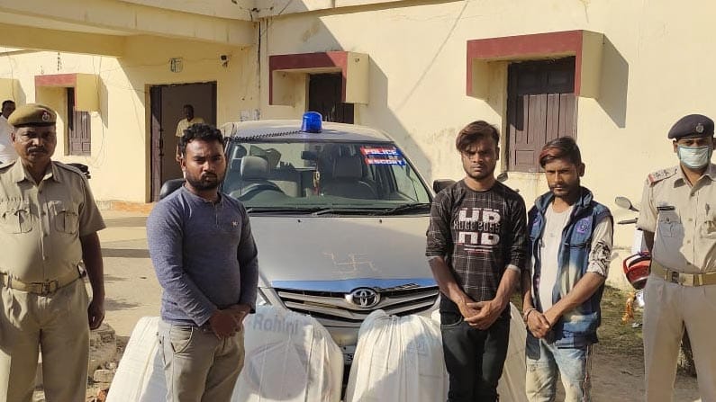 ఇన్నోవా వాహనాన్ని పోలీస్ ఎస్కార్ట్ వాహనంలా మార్చేశారు..సినిమా స్టైల్లో స్మగ్లింగ్.. కట్ చేస్తే..