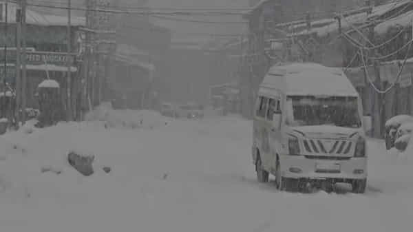 Snow Fall: భారీగా కురుస్తోన్న హిమపాతం.. స్థంభించిన జన జీవనం. మంచు ఎలా కురుస్తుందో ఓసారి చూడండి..