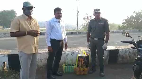 Srisailam Temple: శ్రీశైలం మహాక్షేత్రంలో మహా పాపం.. సంక్రాంతి పర్వదినాన ఆంక్షలు బేఖాతరు.. పోలీసుల తనిఖీల్లో పట్టుబడ్డ..