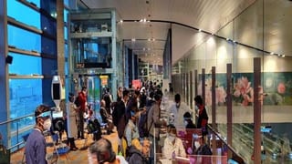 బ్రిటన్‌లో కొనసాగుతున్న వ్యాక్సినేషన్ ప్రక్రియ.. తొలి డోసు వేయించుకున్న బ్రిటన్‌ రాణి ఎలిజెబెత్ దంపతులు