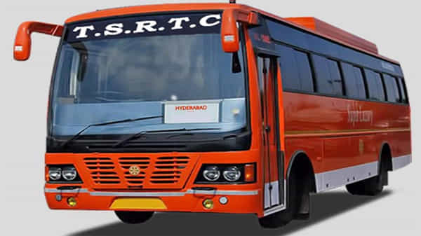 Telangana: ఆర్టీసీ బస్సుకు కరెంట్ షాక్.. మహిళ మృతి.. సమయానికి ఆ మేస్త్రీ దేవుడిలా వచ్చాడు