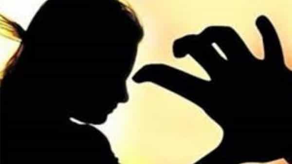 Latest Crime News: మహిళపై ఉపాధ్యాయుడి అసభ్య ప్రవర్తన.. తన మాట వినకుంటే పిల్లల చదువులు నాశనం చేస్తానని..