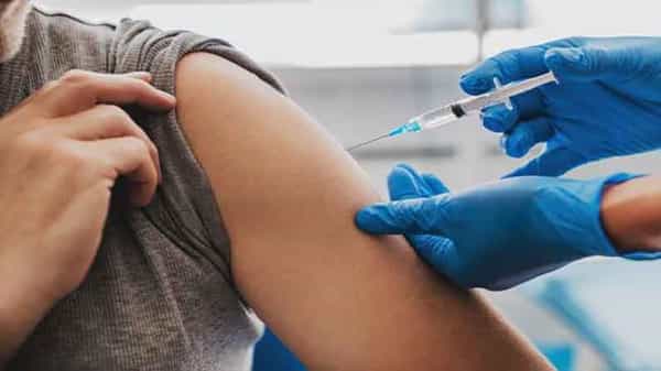 Telangana Vaccination: తెలంగాణలో కొనసాగుతున్న కరోనా టీకా పంపిణీ.. ప్రైవేటు వైద్య సిబ్బందికి ప్రారంభం