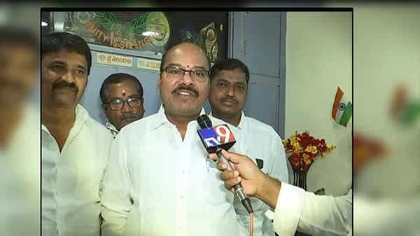 పీఆర్సీ నివేదికపై నిరాశ వ్యక్తం చేస్తున్న ఉద్యోగులు.. ప్రభుత్వాన్ని మెప్పించి ప్రయోజనాలు సాధిస్తామంటున్న నేతలు