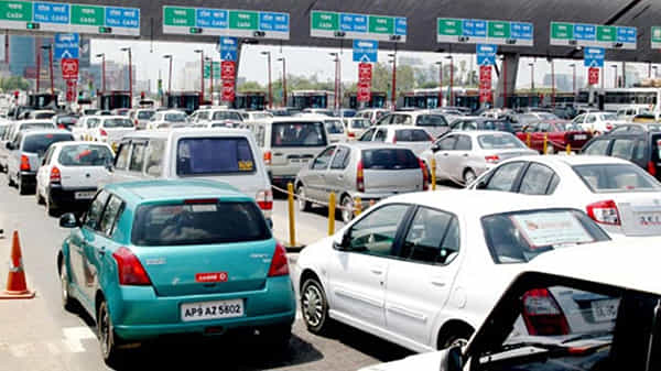 Traffic Jam at Toll Gates: టోల్ గేట్ల వద్ద మొదలైన సంక్రాంతి రద్దీ.. హైదరాబాద్ నుంచి ఆంధ్రకు క్యూ కట్టిన..