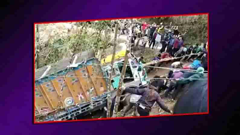Viral Video:  అసాధ్యాన్ని సుసాధ్యం చేసి చూపించారు.. లోయలో పడిన ట్రక్‌ను బయటకు లాగి ఔరా! అనిపించారు..