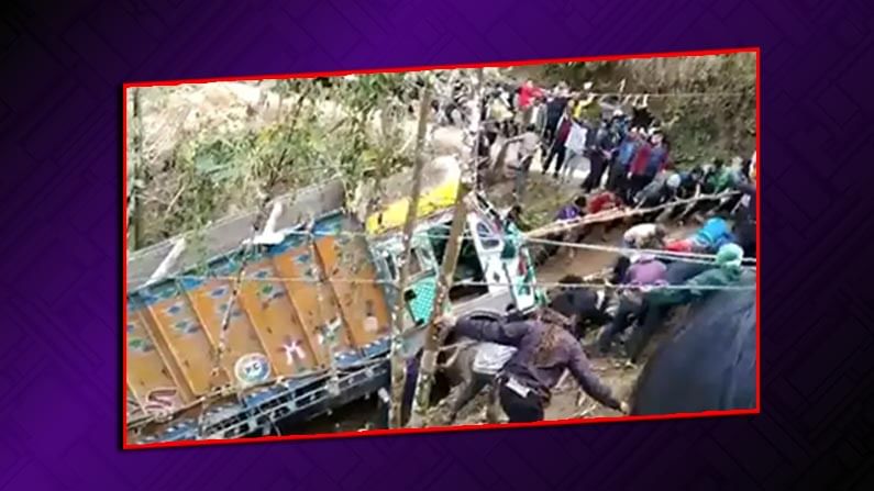 Viral Video: అసాధ్యాన్ని సుసాధ్యం చేసి చూపించారు.. లోయలో పడిన ట్రక్ను బయటకు లాగి ఔరా! అనిపించారు..