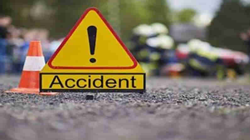 West Godavari District Road Accident: ఘోర రోడ్డు ప్రమాదం.. బస్సును ఢీకొన్న కారు.. ముగ్గురు మృతి