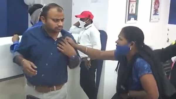 Wife Manhandling: బ్యాంకులో అందరూ చూస్తుండగానే భర్తకు దేహశుద్ధి చేసిన భార్య.. కారణమేంటంటే..