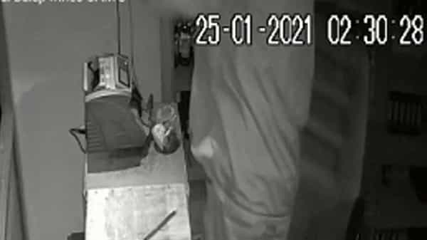 Wine shop theft: నాగర్ కర్నూలు జిల్లా పెద్దకొత్తపల్లిలో దొంగల హల్చల్.. అర్ధరాత్రి వైన్షాప్లో లూటీ