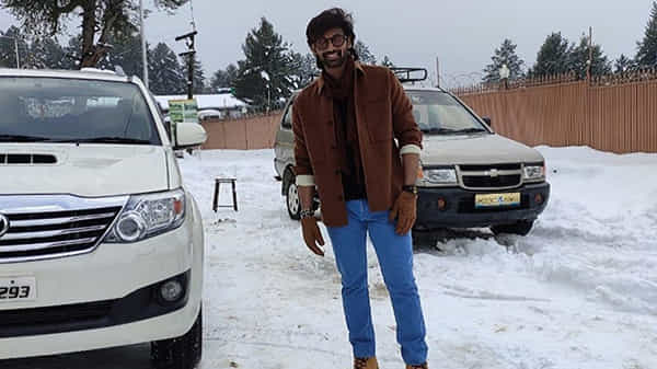 Alludu Adhurs Movie: సాంగ్ షూటింగ్ కోసం వెళ్ళి కశ్మీర్లో చిక్కుకున్న అల్లుడు అదుర్స్ యూనిట్..