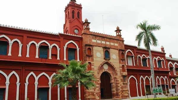 Aligarh Municipal Corporation: బ్యాంకు అంకౌంట్లన్నీ సీజ్.. అలీఘర్ ముస్లిం యూనివర్సిటీకి షాక్ ఇచ్చిన అధికారులు..