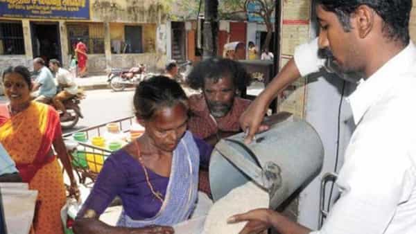 గుంటూరు సబ్ కలెక్టర్ను కలిసిన ఏపీ రేషన్ డీలర్ల సంఘం.. పలు డిమాండ్లతో కూడిన విజ్ఞాపన పత్రం అందజేత