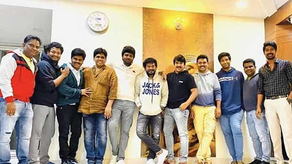 ఒకే ఫ్రేమ్లో కమెడియన్స్.. గెట్ టుగెదర్ చేసుకున్న హాస్యనటులు.. నెట్టింట్లో ఫోటో వైరల్..