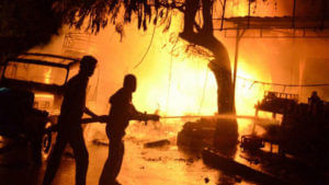 Fire in Rajahmundry : కొత్త సంవత్సరం వేళ రాజమండ్రిలోని ఓ షాప్‌లో అగ్నిప్రమాదం.. ఎగిసిపడుతున్న మంటలు