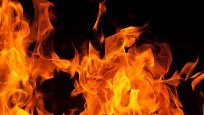 Eluru Fire Accident:  దేవుడి దగ్గర వెలిగించిన దీపం.. ఎలుక తెచ్చిన తిప్ప‌లు..! ఐదు ఇళ్లు అగ్నికి ఆహుతి