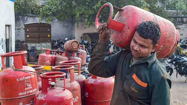 Gas Cylinder Prices: సామాన్యులకు షాక్.. మరోసారి పెరిగిన వంట గ్యాస్ ధర.. ఎంతంటే.!