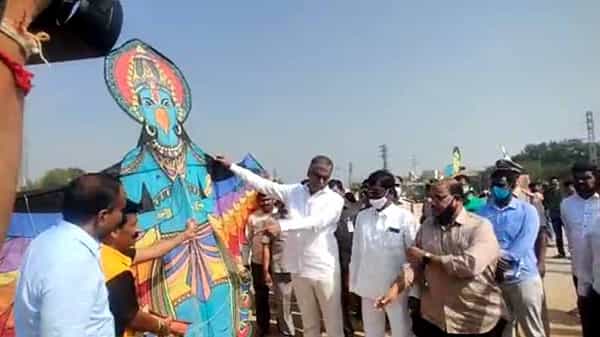 సిద్ధిపేటలో కైట్ ఫెస్టివల్ ప్రారంభించిన మంత్రి హరీశ్ రావు, ప్రజల్లో ఐక్యతా స్ఫూర్తి నింపేందుకే పతంగుల పండుగని వ్యాఖ్య