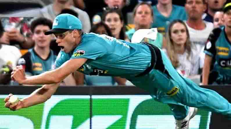 Bigbash League: బిగ్‌బాష్ లీగ్‌లో మరో ఎక్సలెంట్ క్యాచ్..  గాల్లోకి ఎగిరి ఒంటిచేత్తో ఒడిసిపట్టాడు..