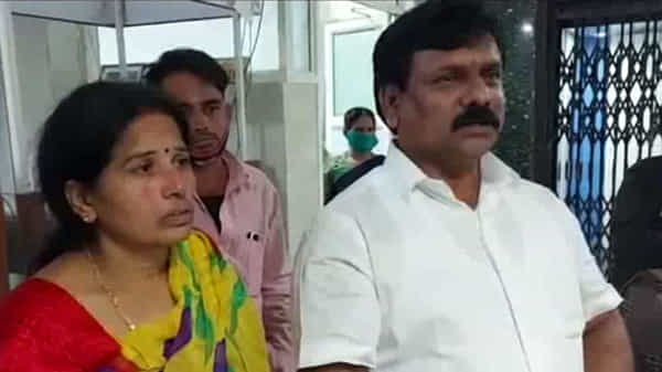 టీడీపీ నేత నారాయణ, అతని కుటుంబసభ్యులపై దుండగులు దాడి, కాపుకాచి మార్గం మధ్యలో దుశ్చర్య