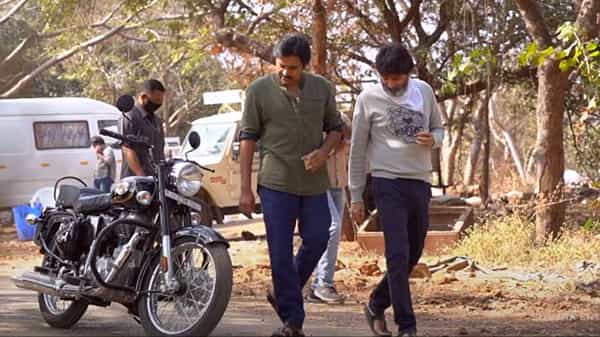 Pawan Kalyan : షూటింగ్ మొదలు పెట్టిన పవన్.. బుల్లెట్ పైన పవర్ స్టార్.. ఆకట్టుకుంటున్న వీడియో