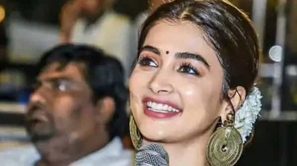 Actress Poojahegde: క్రేజీ ఛాన్స్ కొట్టేసిన బుట్టబొమ్మ.. ఆ స్టార్ హీరోతో జతకట్టనున్న పూజాహెగ్డే ?