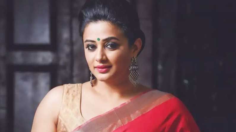 Actress Priyamani : గ్లామర్ రోల్స్ కు సిద్ధమంటున్న ముగ్గుగుమ్మ.. సెకండ్ ఇనింగ్స్ లో జోరు పెంచిన ప్రియమణి..