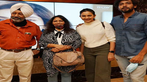 Rakuls Brother Movie: థియేటర్లో సందడి చేస్తున్న రకుల్ సోదరుడి మూవీ.. కుటుంబ సభ్యులతో కలిసి..