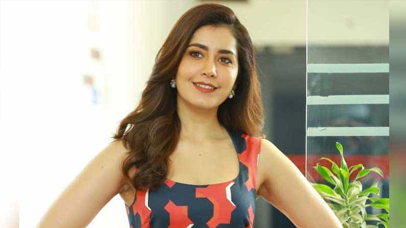 Raashi Khanna: సోషల్ మీడియాలో సెగలు పుట్టిస్తున్న రాశికన్నా.. ఇలాగైతే కుర్రకారు నిద్రపోయేది ఎలా..