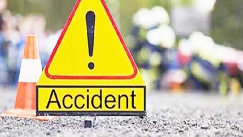 Road accident : హైదరాబాద్‌‌‌‌లో రోడ్డు ప్రమాదం.. డివైడర్‌‌‌ను ఢీ కొట్టిన కారు.. కారులో లభించిన గంజాయి..