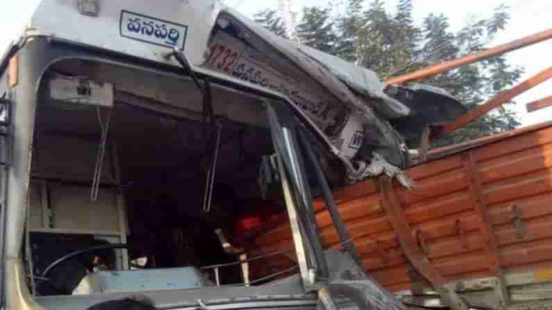 Accident : రంగారెడ్డి జిల్లాలో రోడ్డు ప్రమాదం.. లారీని ఢీ కొట్టిన ఆర్టీసీ బస్సు.. పలువురికి గాయాలు