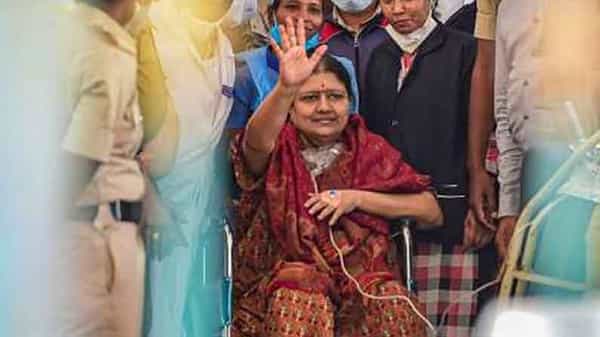 చిన్నమ్మ శశికళ ఆదివారం డిశ్చార్జ్, నాలుగేళ్ల కారాగారం.. వారం రోజులుగా ఆసుపత్రి గోడల మధ్య కాలం వెళ్ల దీసి బయటకు